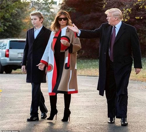 Barron Trump cùng cha mẹ trong dịp lễ xá tội gà tây