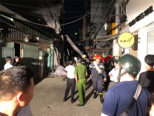 Sập giàn giáo công trình giữa trung tâm Quận 1, 2 người thương vong