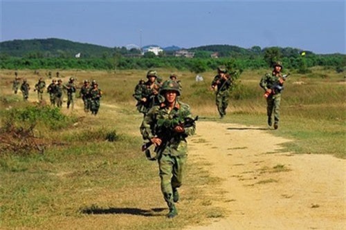 Mục kích bộ binh Việt Nam “đánh địch” đổ bộ đường không