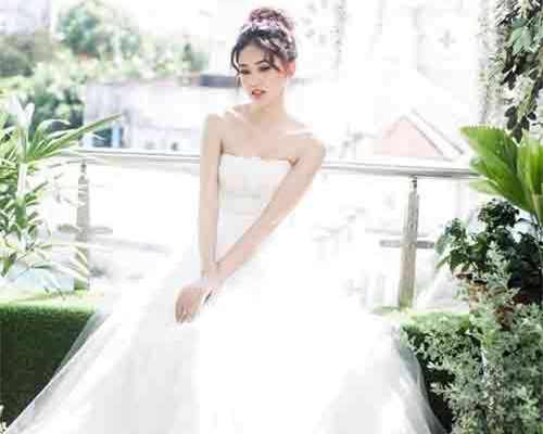 Á hậu Thanh Tú 'bí mật' tổ chức đám hỏi cùng doanh nhân Hà Thành hơn cô 16 tuổi