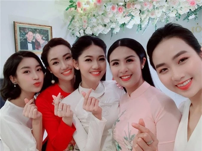 Chung vui với cô là Hoa hậu Ngọc Hân và Hoa hậu Đỗ Mỹ Linh. Hoa hậu Mỹ Linh sẽ là phù dâu trong đám cưới của Á hậu.