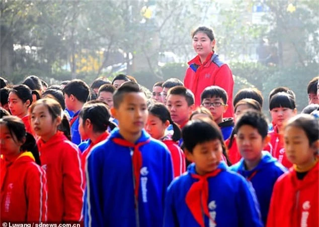 Hậu duệ của Yao Ming: Cô bé 11 tuổi đã cao hơn 2 mét gây sốt MXH Trung Quốc - Ảnh 1.
