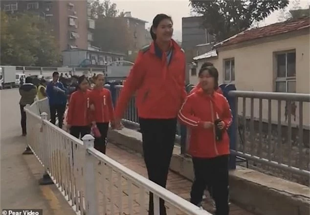 Hậu duệ của Yao Ming: Cô bé 11 tuổi đã cao hơn 2 mét gây sốt MXH Trung Quốc - Ảnh 2.