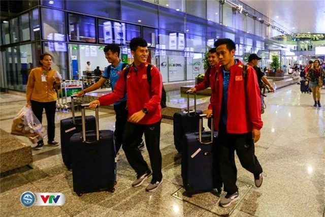 ẢNH: ĐT Việt Nam đã về nước để chuẩn bị cho trận gặp ĐT Campuchia - Ảnh 8.