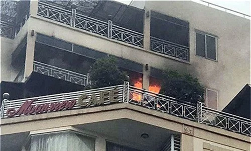 Giải cứu 6 người mắc kẹt trong vụ cháy khách sạn 10 tầng trên phố cổ - Ảnh 1.