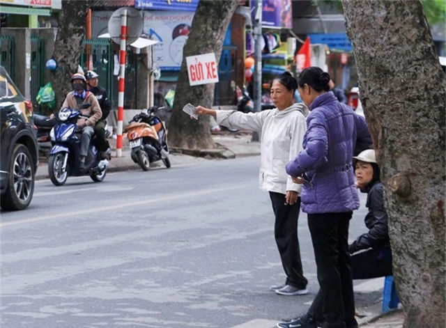 Không khó thấy những hình ảnh người phe vé mời chào khách trên đường Trịnh Hoài Đức trước cửa sân vận động Hàng Đẫy.