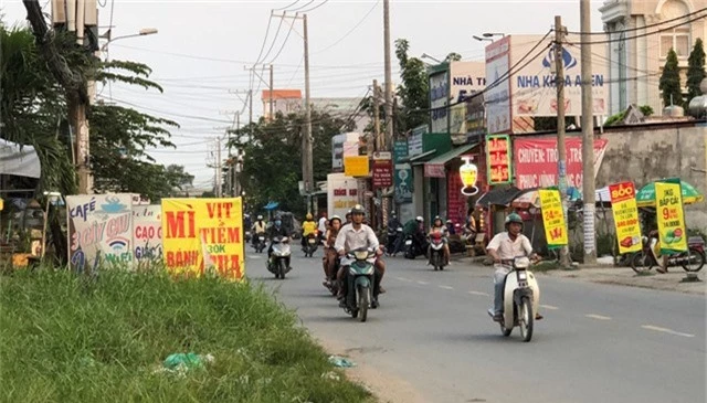 Nhóm côn đồ hàng chục đối tượng dừng lại trước quán mì, hủ tiếu trên đường An Phú Tây gây ra vụ nổ súng kinh hoàng.