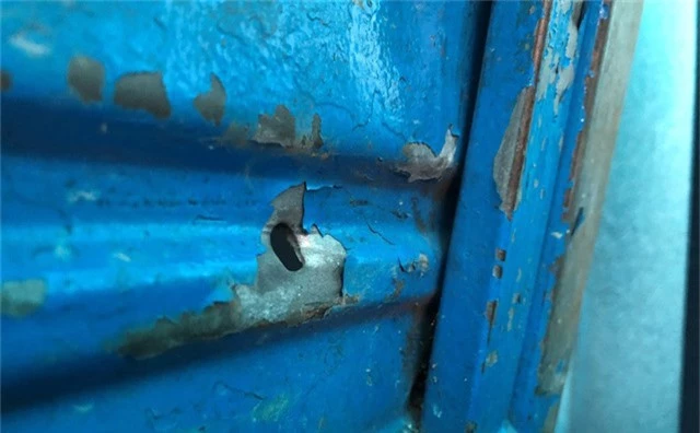 Dấu vết viên đạn xuyên thủng chiếc xe bagác đậu trong sân nhà ông Châu.