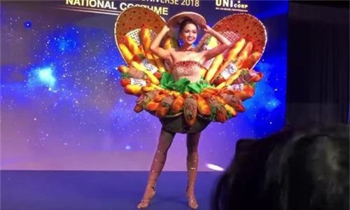 H'Hen Niê trình diễn trang phục 'Bánh mì'