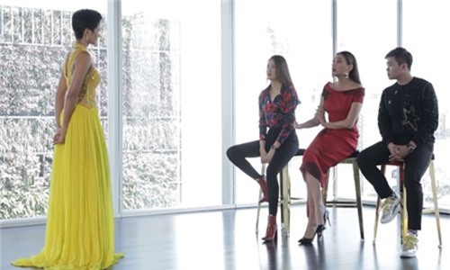 Hoàng Yến chỉnh loạt khuyết điểm catwalk cho H'Hen Niê