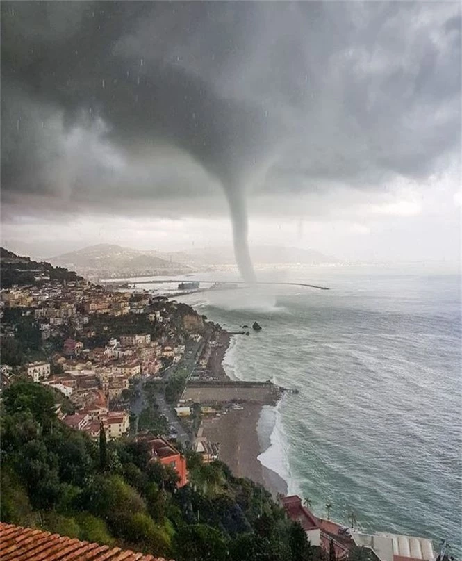 Vòi rồng nước khổng lồ xuất hiện trên bờ biển nước Ý - Ảnh 2.