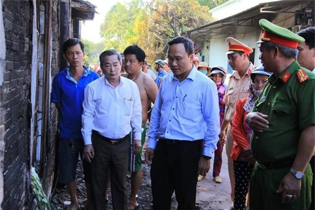 Ông Khuất Việt Hùng, Phó Chủ tịch chuyên trách Ủy ban ATGT Quốc gia cùng đoàn công tác tới khảo sát hiện trường vụ tại nạn.