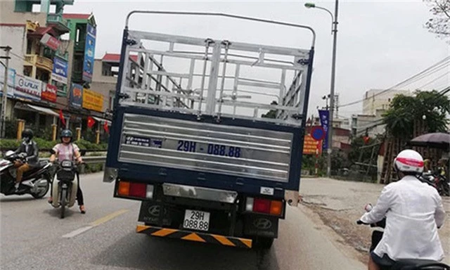  Một chiếc xe tải Hyundai khác tại Hà Nội cũng có biển tứ quý 8. 
