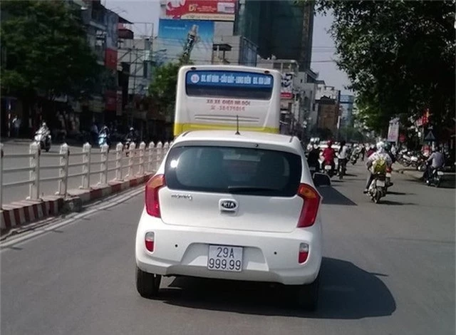 Chiếc Kia Morning sở hữu biển số Hà Nội “ngũ 9” siêu đẹp đã “dậy sóng” truyền thông khi xuất hiện trên đường. 
