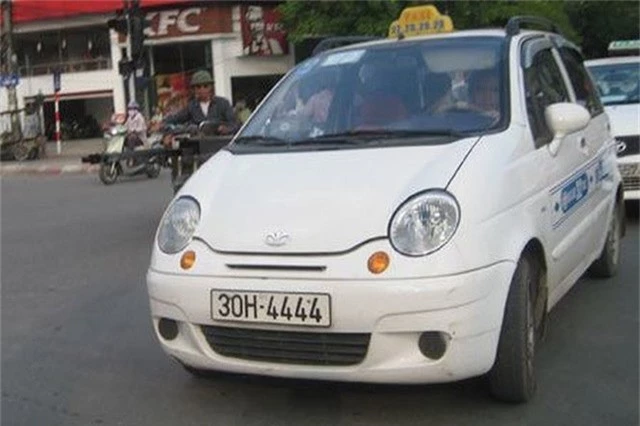  Một chiếc taxi hiệu Daewoo đời cũ biển tứ quý 4 ở Hà Nội 