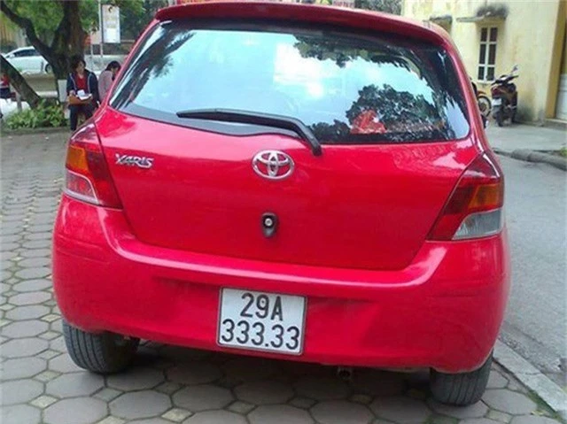  Một chiếc Toyota Yaris màu đỏ với biển số khủng ngũ quý 3 của một chủ nhân sống ở Hà Nội. 