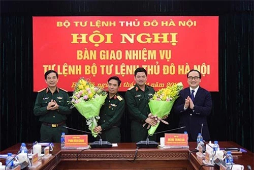 Đồng chí Hoàng Trung Hải và đồng chí Phan Văn Giang chúc mừng các đồng chí nguyên Tư lệnh và Tư lệnh Bộ Tư lệnh Thủ đô Hà Nội.