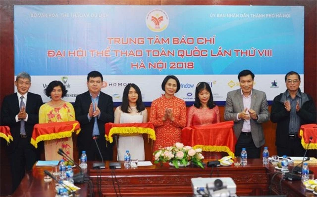 Các đại biểu cắt băng Khai trương Trung tâm Báo chí Đại hội Thể thao toàn quốc 2018