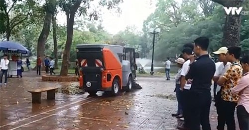 Hà Nội tiết kiệm hàng chục tỷ đồng nhờ sử dụng xe quét đường