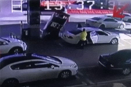 Clip: Lửa bốc cháy dữ dội khi tài xế kéo đổ cây xăng