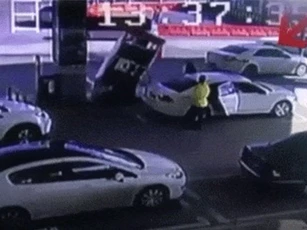 Clip: Lửa bốc cháy dữ dội khi tài xế kéo đổ cây xăng