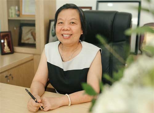 Người phụ nữ bỏ việc nhà nước dựng 'đế chế' riêng, giàu gấp đôi bầu Đức