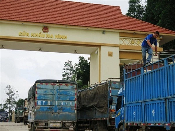 Hàng nông sản được xuất qua cửa khẩu Na Hình (Văn Lãng).