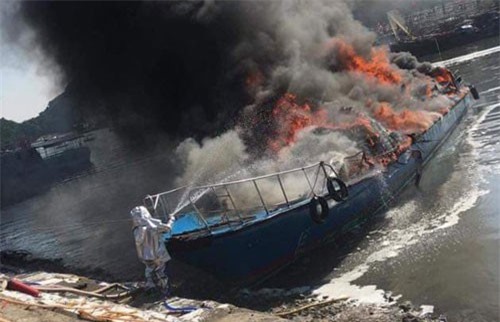 Tàu cao tốc 96 chỗ cháy ngùn ngụt trong cảng Cái Rồng