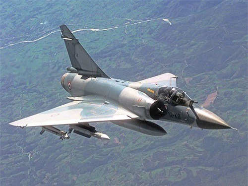 Phi công mắc sai lầm, tiêm kích Mirage-2000 tóe lửa phần đuôi