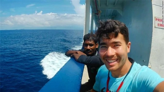Sau khi nhà thám hiểm trẻ tuổi người Mỹ John Allen Chau bị thổ dân ở đảo Sentinel giết hại mới đây, mọi sự chú ý dường như đổ dồn vào cuộc sống hoang dã của những bộ lạc trên vịnh Bengal. Thổ dân ở khu vực này sống tách biệt hoàn toàn với thế giới văn minh hiện đại và họ cũng nổi tiếng hung dữ khi sẵn sàng tấn công kẻ xâm nhập từ bên ngoài. Tuy nhiên những cư dân hoang dã trên đảo Sentinel không phải là hiếm. Trên thế giới có khoảng 100 bộ lạc như vậy, theo Jonathan Mazower của tổ chức Survival International, đơn vị phát động chiến dịch bảo vệ các bộ lạc bị cô lập. Sau khi nhà thám hiểm trẻ tuổi người Mỹ John Allen Chau bị thổ dân ở đảo Sentinel giết hại mới đây, mọi sự chú ý dường như đổ dồn vào cuộc sống hoang dã của những bộ lạc trên vịnh Bengal. Thổ dân ở khu vực này sống tách biệt hoàn toàn với thế giới văn minh hiện đại và họ cũng nổi tiếng hung dữ khi sẵn sàng tấn công kẻ xâm nhập từ bên ngoài. Tuy nhiên những cư dân hoang dã trên đảo Sentinel không phải là hiếm. Trên thế giới có khoảng 100 bộ lạc như vậy, theo Jonathan Mazower của tổ chức Survival International, đơn vị phát động chiến dịch bảo vệ các bộ lạc bị cô lập.