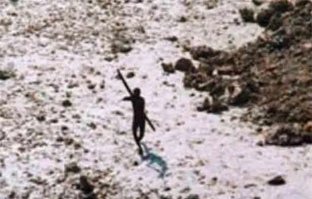 Bức ảnh ghi lại hình một thổ dân đang bắn tên về phía trực thăng bay trên đảo Sentinel. Ảnh: Indian Coast Guard.