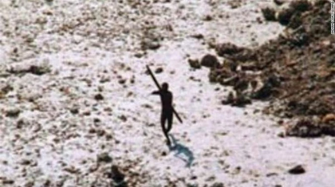 Bức ảnh ghi lại hình một thổ dân đang bắn tên về phía trực thăng bay trên đảo Sentinel. Ảnh: Indian Coast Guard.