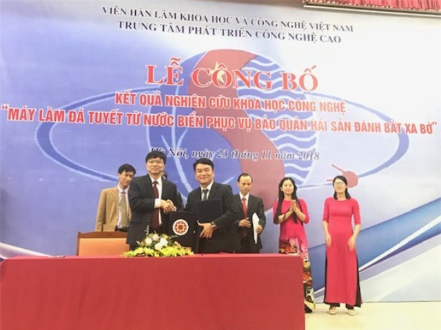 Việt Nam chế tạo thành công máy sản xuất đá tuyết từ nước biển