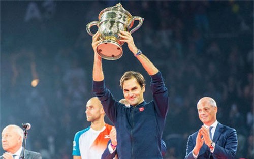 Federer "biến gỗ thành vàng": 1 cú vung tay giật ngay 34 triệu đồng