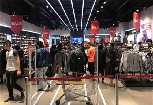 Hà Nội: Các cửa hàng nhộn nhịp trong dịp mua sắm giảm giá Black Friday