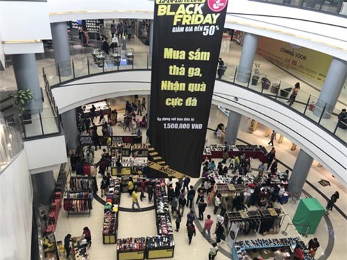Black Friday: Xếp hàng 20 phút để thanh toán, ôtô không còn chỗ đậu