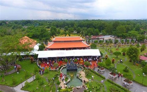 'Dốc túi' xây nhà thờ trăm tỷ, so với 'vua hài đất Bắc' Hoài Linh vẫn kém xa điểm này