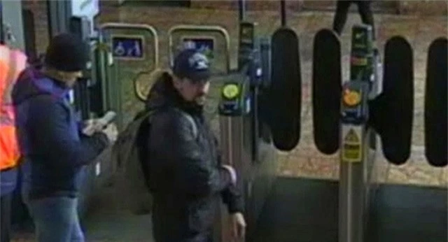 Hai người đàn ông bị cho là nghi phạm đầu độc cha con Skripal xuất hiện ở ga Salisbury ngày 4/3. (Ảnh: AP) 
