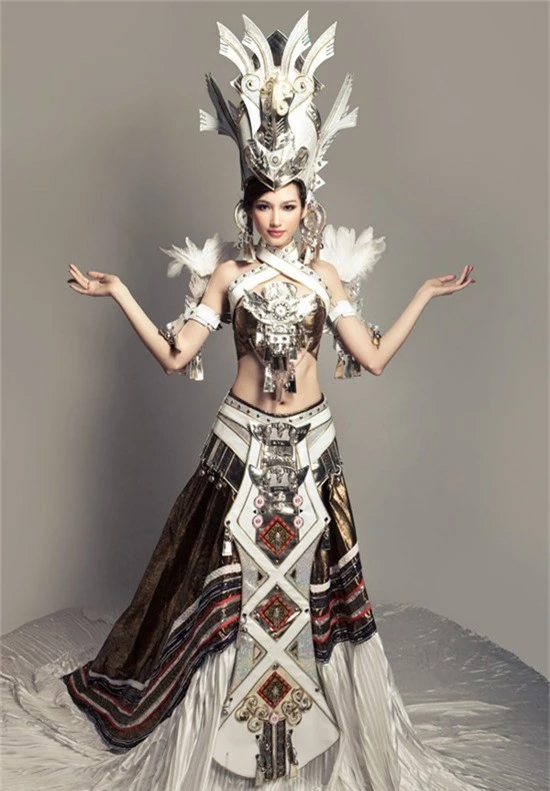 Góp mặt tại Miss International 2011 Trúc Diễm đã chọn thiết kế của Lê Long Dũng. Trang phục truyền thống được lấy ý tưởng từ