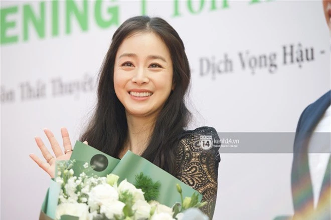 Đẹp đỉnh cao là vậy, nhưng Kim Tae Hee bất ngờ lộ dấu hiệu tuổi tác tại sự kiện ở Hà Nội - Ảnh 1.