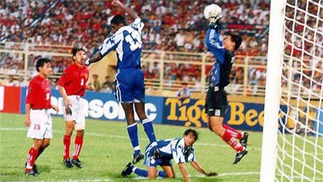  Đội tuyển Việt Nam thua Singapore 0-1 năm 1998 ở trận đấu cuối cùng tại Hàng Đẫy 