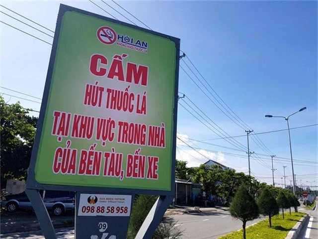 Pano tuyên truyền phòng chống thuốc lá trên đường phố Hội An