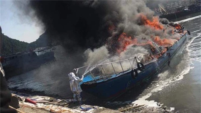 Tàu cao tốc 96 chỗ cháy ngùn ngụt trong cảng Cái Rồng