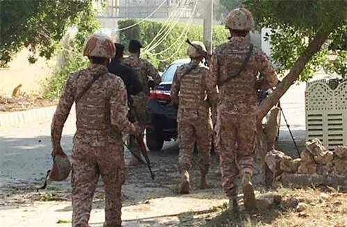 Cảnh sát Pakistan ngăn chặn vụ tấn công nhằm vào lãnh sự quán Trung Quốc ở Karachi ngày 23/11. Ảnh: Reuters.
