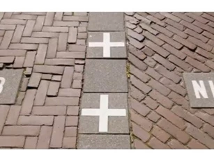 Clip: 'Chóng mặt' với thị trấn có đường biên giới phức tạp nhất thế giới ở châu Âu