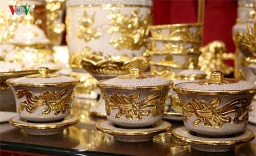 Gốm sứ dát vàng giá nửa căn hộ vẫn hút khách