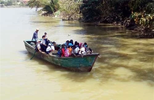 Đò đưa học sinh qua sông Cái Nha Trang đi học khi cầu gỗ Phú Kiểng (xã Vĩnh Ngọc, TP Nha Trang) bị cuốn trôi trước đây do mưa bão