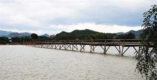 Cầu gỗ Phú Kiểng bắc qua sông Cái Nha Trang phục vụ cho cả nghìn dân qua lại mỗi ngày nay đã được tháo dỡ do mưa lũ.