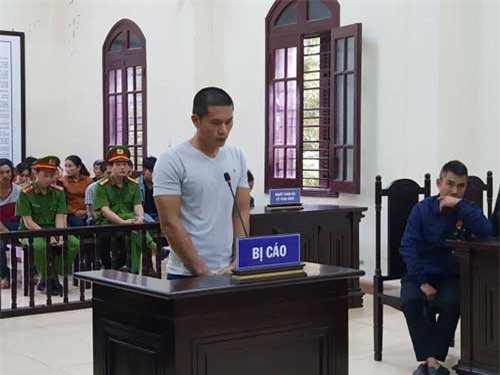 Quảng Bình: Dùng vỏ chai vỡ đâm chết bạn vì bị chê... múa côn xấu