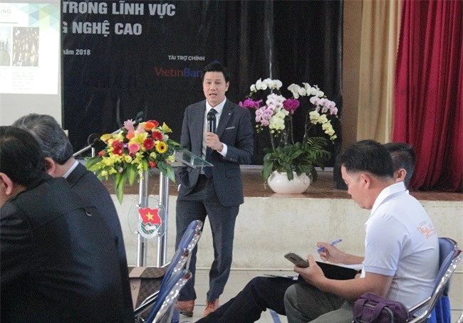 Diễn giả Nguyễn Đức Tùng, Giám đốc văn phòng Ban nghiên cứu phát triển kinh tế tư nhân chia sẻ thông tin với các bạn trẻ khởi nghiệp (Ảnh: VH)